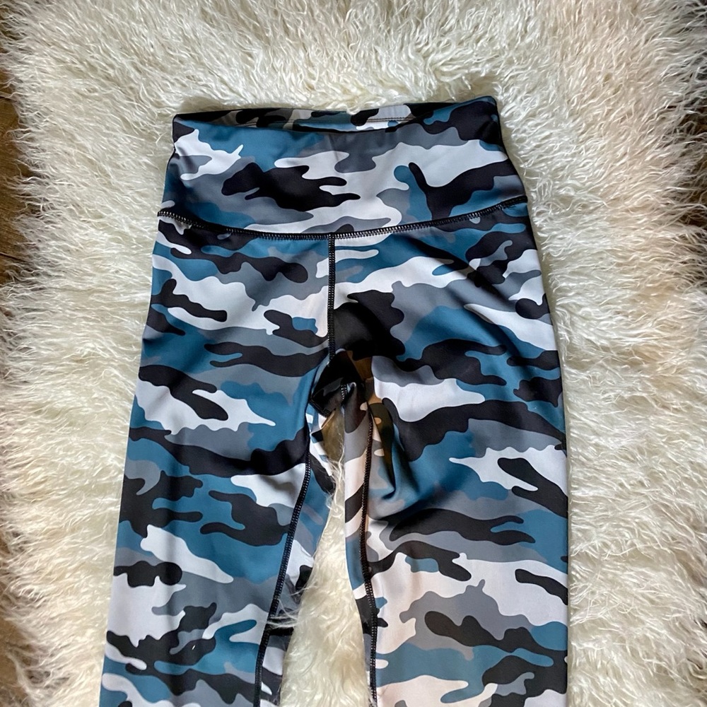 NWT Mid-Waist Camouflage Leggings (Small) - Picture 5 of 7